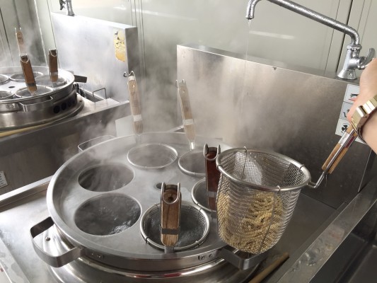 ▲本格的な道具でラーメン作り体験が出来ます!