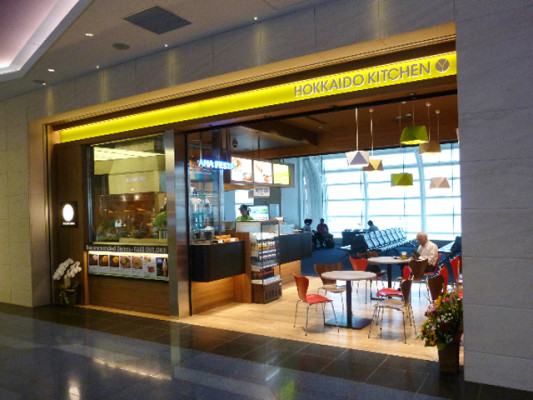 羽田国際線ターミナルの107A搭乗ゲートそば「HOKKAIDO KITCHEN」外観