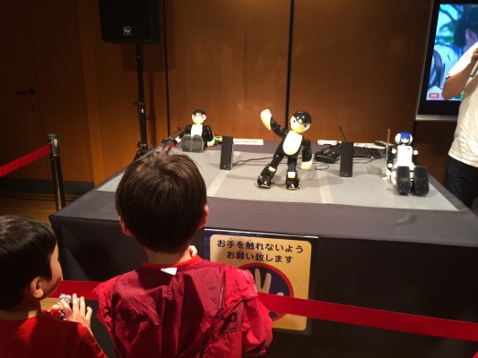 ▲ラジオ体操をするロボット。関節の動きも進化しましたね。