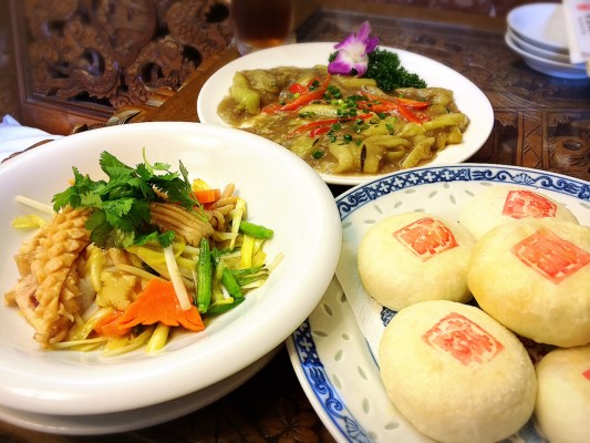 ▲左から香港式イカとスルメ炒め、茄子のエビ味噌炒め、上海鮮肉月餅