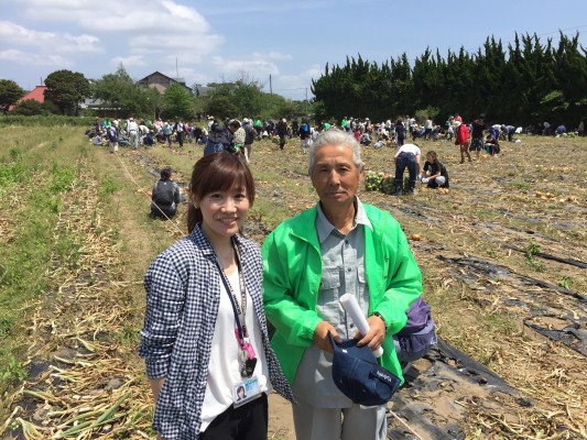 ▲白子玉ねぎ組合 組合長の片岡さんと