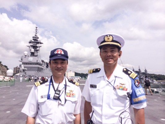 ▲いずも乗組員の松村さん(左)と広報係長の楠橋さん