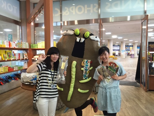 ▲くさヤーマンと鈴木さんと。