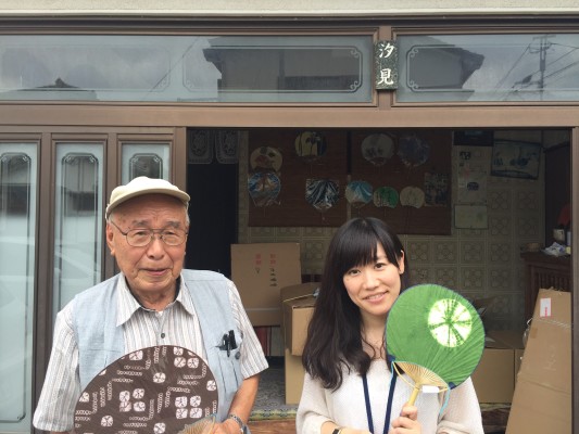 ▲汐見さんと作ったうちわと。