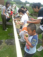 お寺の境内で「そうめん流し」