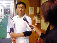 インタビューに答える武井実良さん
