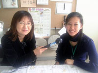 山崎キャスターのインタビューに答える王さん。
