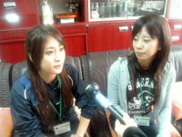 インタビューに答える松本由衣さんと大越多恵さん。