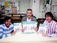 翻訳したマニュアルを手にするアズヴィルマン(Azwirman Gusrialdi)さん(左)とマッカポン(Markpong Jongtaveesataporn)さん(右)。真ん中は東京工業大学留学生センターの武井直紀教授
