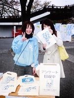 放送翌日、祭りを楽しんだ新崎キャスター。左は広報担当の渡部頼子さん。