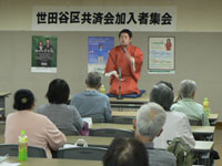世田谷区内で開かれた「出前寄席」で熱演する室野井さん