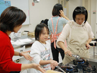 子供も大人も一緒に料理