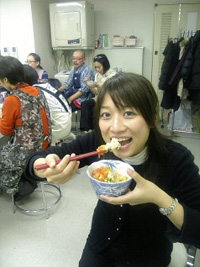中村キャスターも味わう