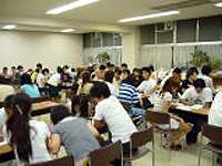 日本語教室は小学校の施設を利用して開かれている