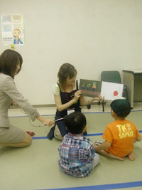 読み聞かせの様子を新崎キャスターが取材