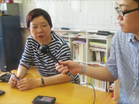 「多文化共生センター東京」代表の王慧槿さんに澤田記者がインタビュー