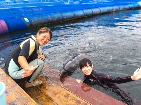 ▲トレーナーの渡辺さんとミオちゃんと。