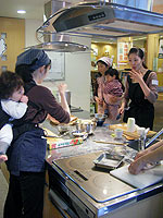 料理に取り組むお母さん達