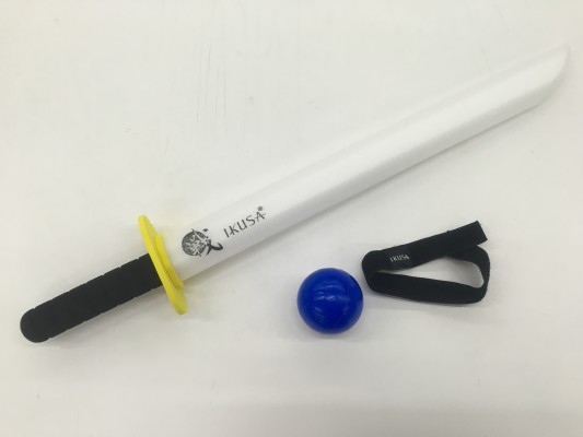 ▲スポンジ製の刀。「命」と呼ばれるボール。ボールを腕に固定するゴムバンド。