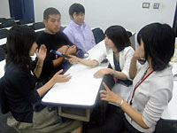授業後に学生たちに話を聴く中村キャスター