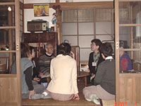 再現された民家の茶の間で、思い出を語り合う
