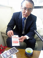 試作品を手にする「CAN」の橋本博さん