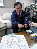 地下鉄マップを前に話す「CAN」の伊藤裕道さん