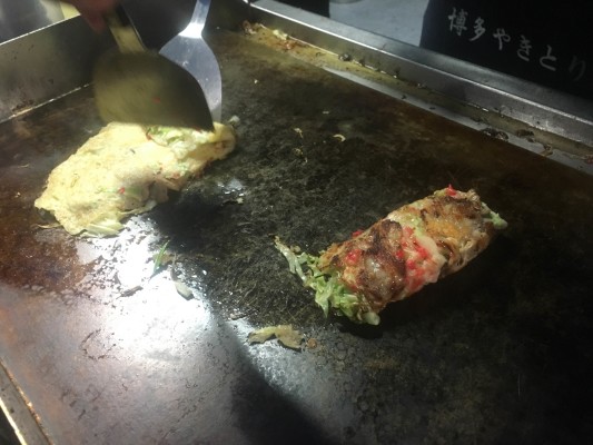 ▲赤蔵の「ひき肉とたっぷりキャベツのお好み焼き」