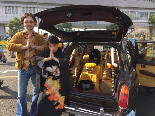 ▲霊柩車のオーナー おおばさんと玲菜さん。