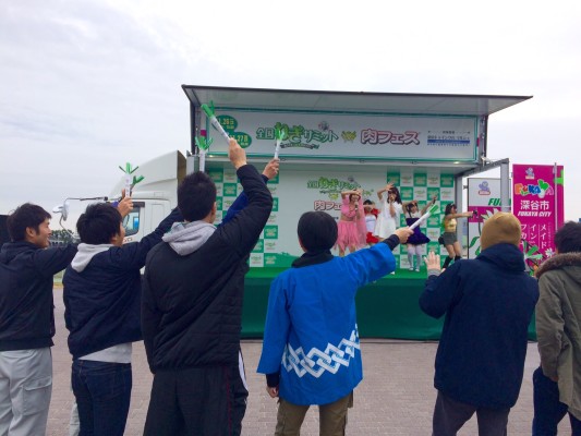 ▲サイリウムではなくねぎでアイドルを盛り上げる
