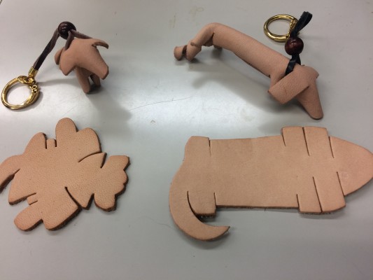 牛の皮で作る犬
