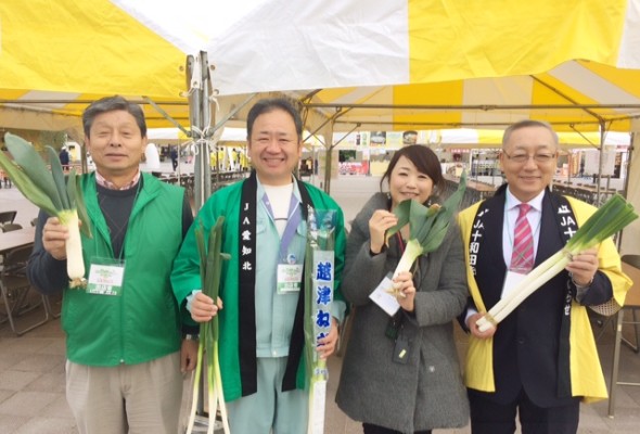 ▲自慢のねぎを持って。左から堀口さん、尾関さん、斗澤さん