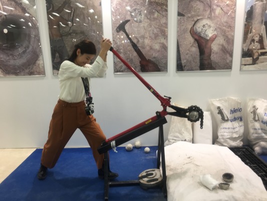 ▲私も実際にクラッキングを体験させていただきました!なかなか割れなくて尻モチついてしまう方も。