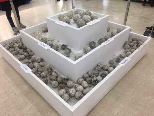 ▲割る前の水晶ジオード。上から8000円、4000円、3000円。