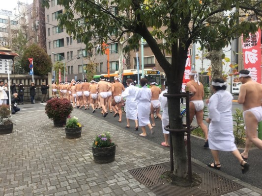 ▲街中を駆け抜ける締め込み集団!向かってくるバスから覗き込む人も。