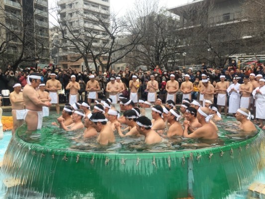 ▲肩まで入水!さすがの冷たさにみなさん表情が険しい!