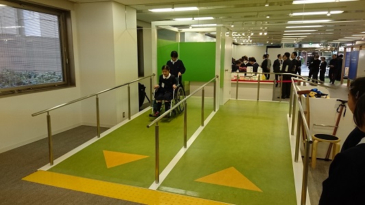 車いすは下り坂で注意