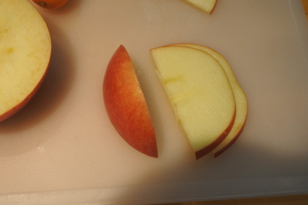 リンゴのむき方最新形 横にスライスして皮ごと食べる が最高すぎる ゆずを絞るとさらに極上の味に