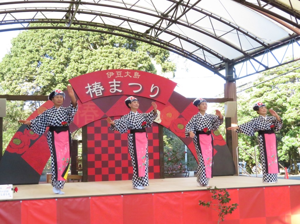 大島公園では連日「あんこの手踊り」などが楽しめる