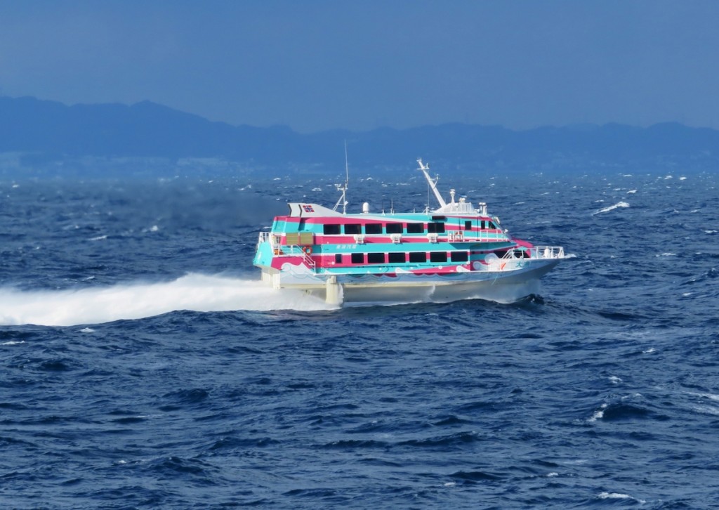 東京と大島の間を1時間45分で結ぶ東海汽船の高速ジェット船。まつり期間中は料金が割り引かれる特典がある