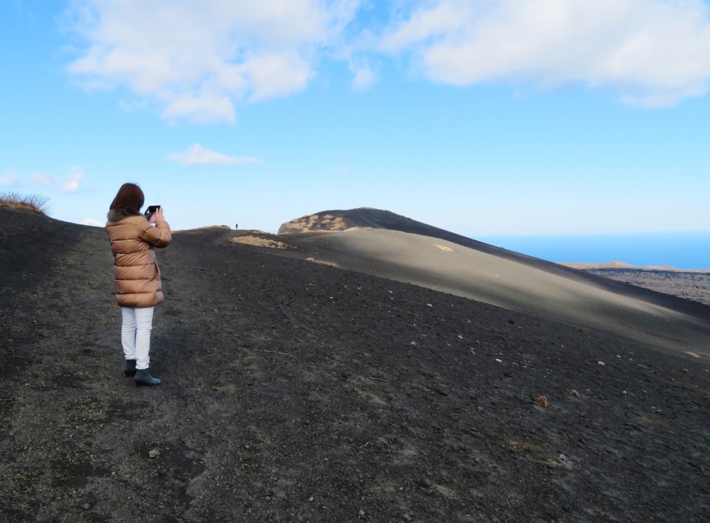 黒い砂と青い海が印象的な裏砂漠