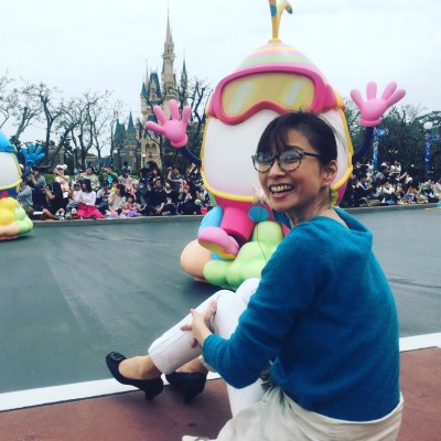 パレードを見ているうちに、楽しくなってきちゃった小倉さん。