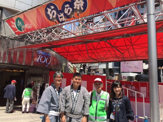 左から青年部の東野さん、有馬さん、実行委員長の木瀬さんと。