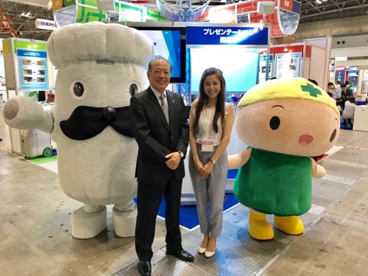 ▲代表取締役社長 長谷川健司さん、ドカンさん、セイコちゃんと