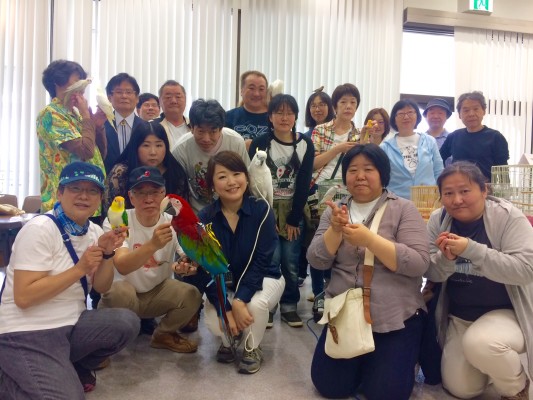 ▲愛鳥家の皆さんと。何羽いるでしょうか?