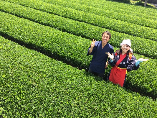 ▲茶娘衣装で宮野圭司さんと。