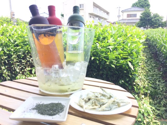 ▲お茶の葉の天ぷら と おいしく冷えた色々なお茶