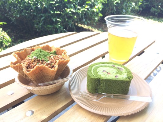 ▲ソフトクリームやロールケーキなどお茶を使ったスイーツもいろいろあります