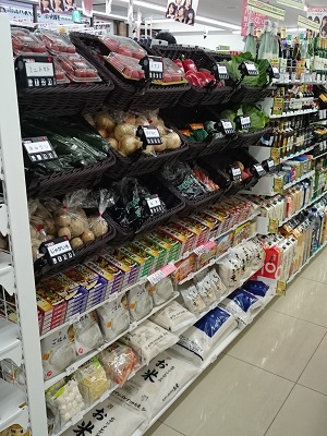 一般的なコンビニでは珍しい野菜コーナー