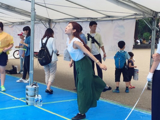 ▲台湾ライチの種飛ばし大会に挑戦!・・・するが?